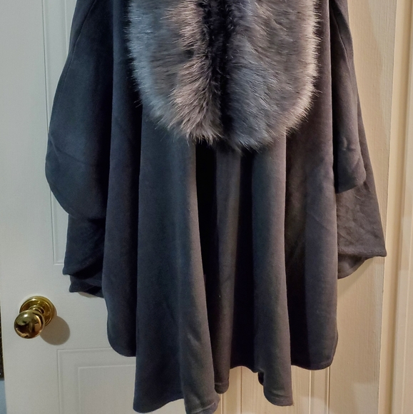 Grey Poncho Cape with fur - Picture 2 of 2